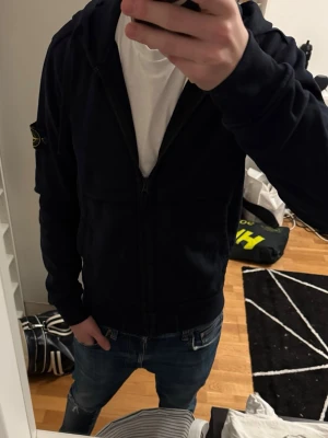 Stone island zip hoodie - Säljer nu en skit snygg stone Island tröja som passar S/M! Ny pris cirka 3500-4500kr mitt pris 1099kr! Priset kan sänkas vid snabb affär!🤩 hör av er vid minsta lilla fråga! Inga defekter!