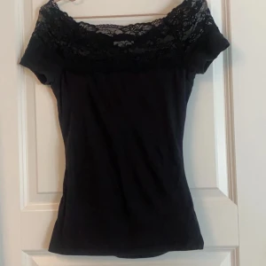 Spetstopp  - Spets T-shirt från H&M, inga defekter eller liknande, hör av er vid frågor eller annat💞 Perfekt för sommaren 💓💓 pris kan diskuteras OBS litet hål på sidan av magen som säkert går att fixa jättelätt men jag säljer då jag inte kan🥰 