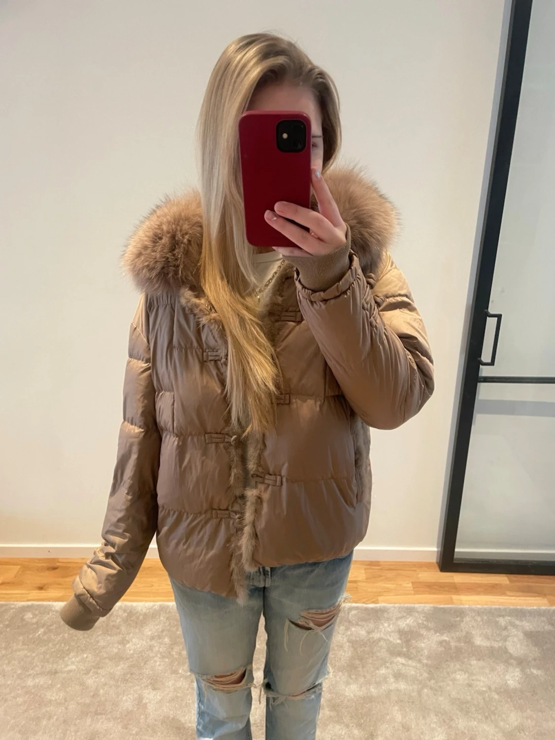 Beige pufferjacka med fuskpäls - 2