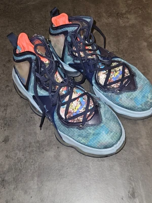 Lebron 19 Fast Food  - Snygga basketskor från Lebron James och Nike. Använst i 1 hel säsong men är ändå knappt skadade, har vissa tecken på användning som man kan de på de 2 sista bilderna men detta påverkar inte användningen av Skorna!