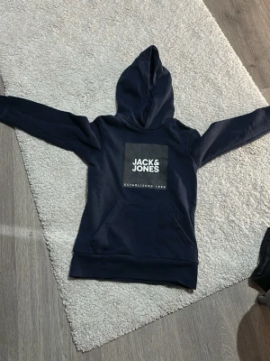 En bra Jack & Jones Hoddie  - Den är väldligt fin och nästan inte använd 