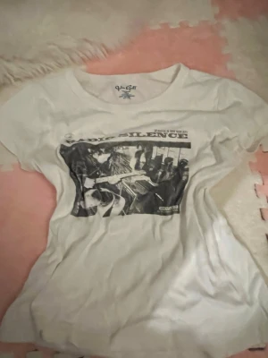 Vit John Galt t-shirt med tryck - Radio silence tröja ifrån Urban outfitters 