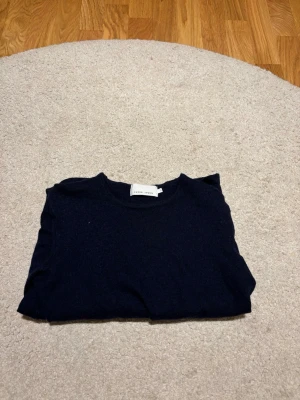 Mörkblå stickad tröja Casual Friday - Säljer denna skitsnygga, unika och bekväma tröjan från casual fridays. Den är köpt och gjord i Italien för ungefär 70€ så ungefär 750kr. 