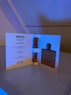 Versace Eros Najim pour homme - 1ml sample i kartong helt ny och är i toppskick 40 kr men öppen för bud                              Upptäck Versace Eros Najim pour homme – en aromatisk och amberdoftande parfym med noter av gul mandarin, saffran, kardemumma, oud, cederträ, karamell, patchouli, vetiver och benzoin. Perfekt för dig som vill sticka ut med en unik doftprofil.