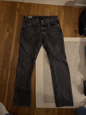 Levi's 501 svarta jeans 31/32 - Säljer ett par klassiska Levi's 501 jeans i svart tvätt. De har rak passform, fem fickor och knappgylf. Inga skavanker 