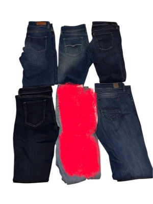 Replay jeans bulk - Säljer ett paket med 5 st Replay-jeans i mycket bra skick. Alla jeans är rena, välvårdade och äkta designer. Blandade passformer, tvättar och storlekar: 30, 27/34, 27, 28/32 och 31/34. Perfekt för vardagsbruk eller vidareförsäljning. Säljes endast som paket. Snabb frakt. Skicka meddelande vid intresse.