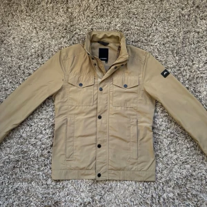 NY J Lindeberg bailey field jacket - Säljer denna riktigt feta j Lindeberg field jacketen!⭐️Skick : NYSKICK!🙌Storlek M!⭐️NYPRIS = 4000kr! Hör gärna av er om ni har funderingar!👍