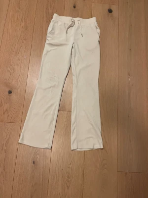 Mjukis byxor - Mjukisbyxor från Lindex i sammet matrial, liknar juicy couture💕