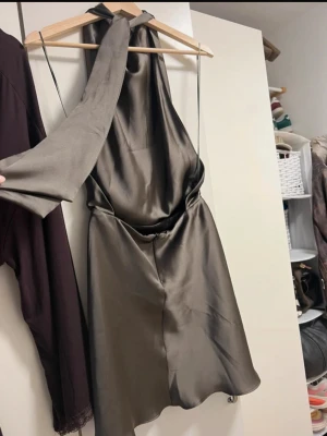 Superfin Zara klänning - Säljer denna superfina silkesklänning med öppen rygg från Zara. Den är endast använd en gång!☺️🙌