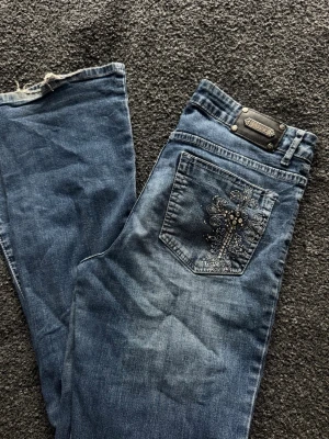 Jeans - Säljer ett par snygga jeans som har liknade miss me fickor. Dom är midwaist/flare. Midjemått = 36cm innerbenslängd = 83cm gylf = 21,5cm 💋<3