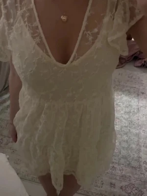 Vit romantisk spetsklänning från Zara 🤍 - Perfekt till sommar, student, avslutning eller fest🤍Säljs inte längre 