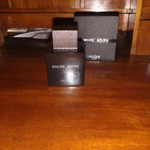 Lalique Encre Noire EdT 100ml - Encre Noire från Lalique är en Eau de Toilette på 100 ml, tillverkad i Frankrike. Ingredienser: Alcohol Denat., Parfum (Fragrance), Aqua (Water), Hexyl Cinnamal, Limonene, Linalool, Isoeugenol, Citral. Snygg och stilren doft för dig som vill sticka ut. Var en julklapp som inte passar mig. Helt full bara tagit 1 testsprut. Köpt på notino, nypris ca 300kr. Pris kan diskuteras 
