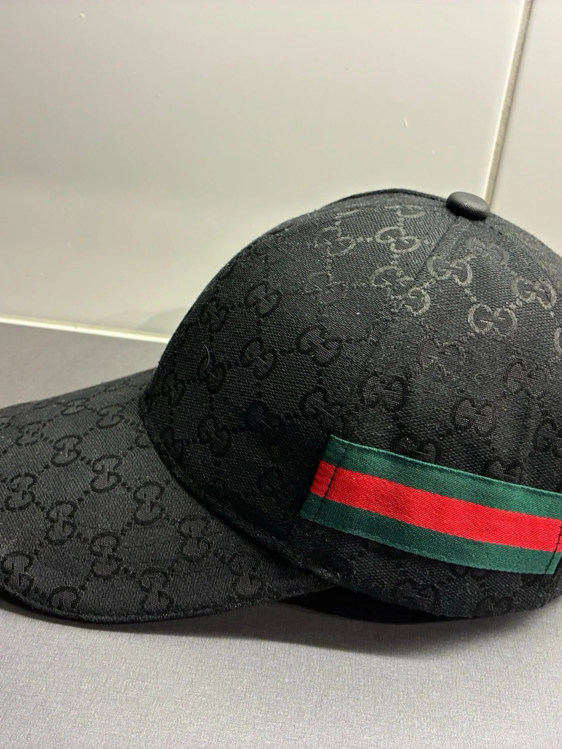 Svart Gucci keps med GG-mönster
