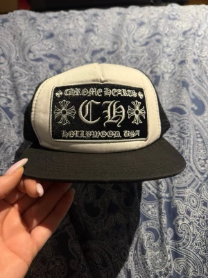 CH keps - En svart/vit keps som passar till allt och alla, man kan byta storleken där bak. Bara att fråga ifall de behövs!