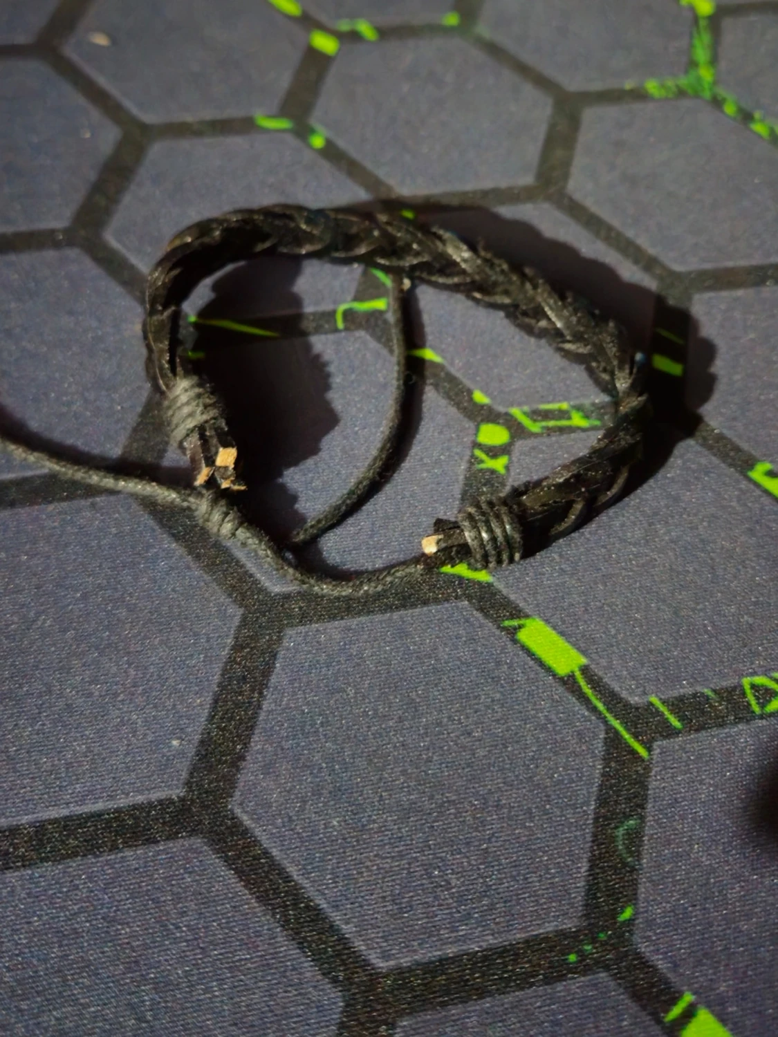 Flätat svart armband i skinnimitation - 2