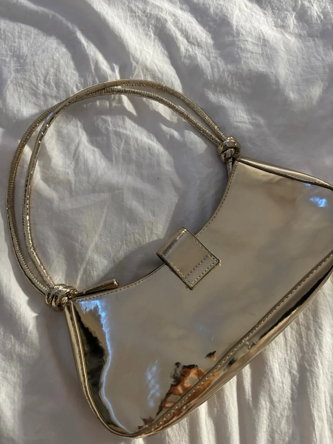 Glansig guldig axelväska med spänne - 1