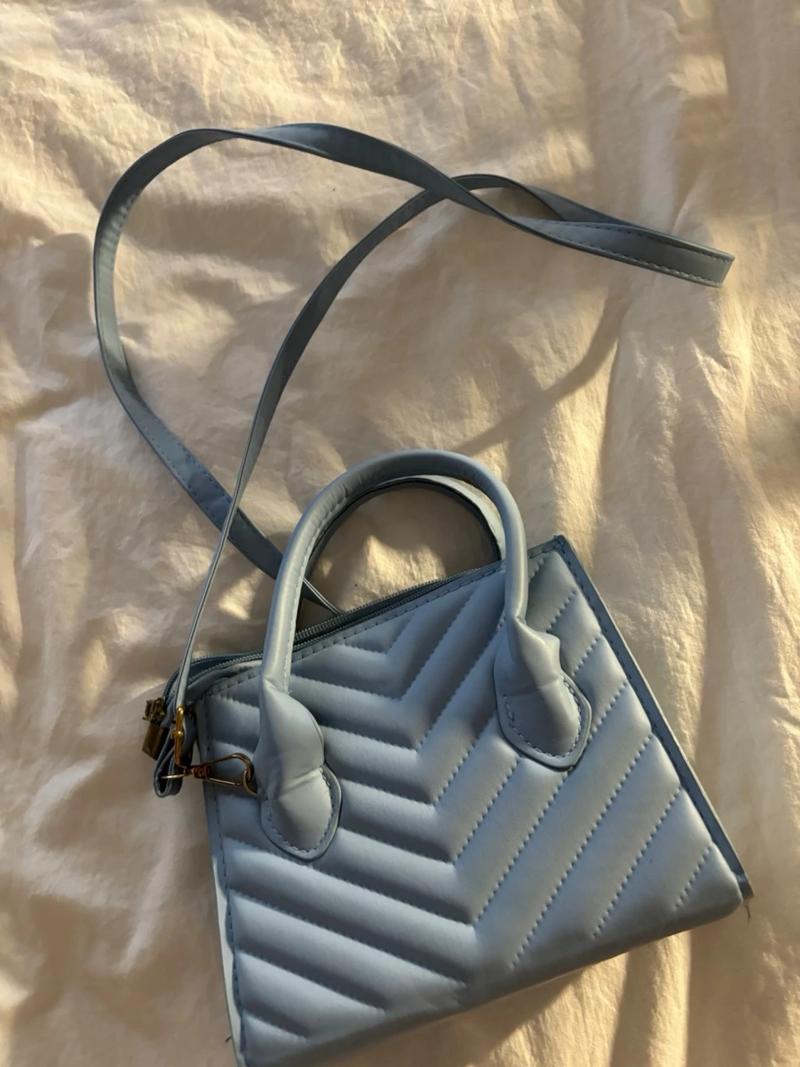 Ljusblå quiltad axelväska