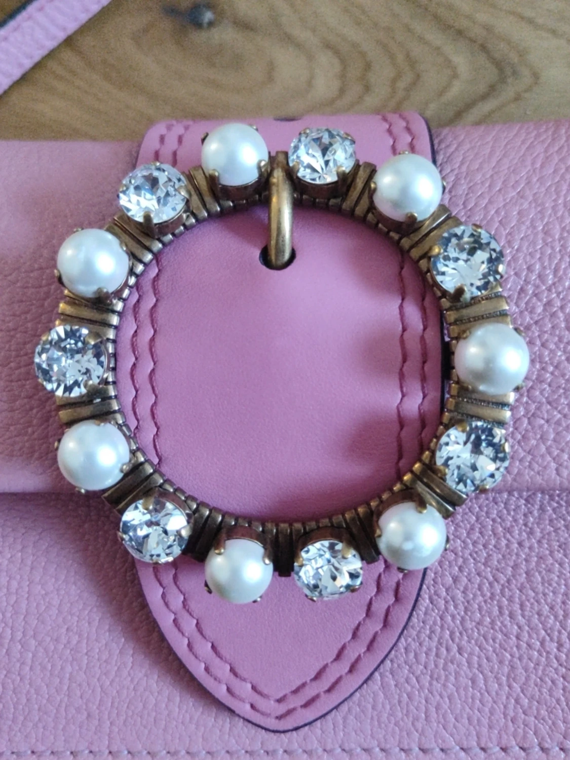 Rosa axelväska från Miu Miu med pärldetalj - 4