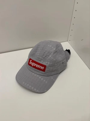 Grå Supreme keps  - Unisex- riktigt bra skick- om du har någon fråga är det bara att fråga! 