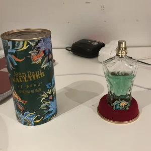 Le Beau Paradise Garden EdT - Upptäck Jean Paul Gaultier 'Le Beau' Paradise Garden – en parfym med unik design och färgstark förpackning. Perfekt för dig som vill sticka ut och addera en cool touch till din stil. Limited edition-känsla och trendig look.