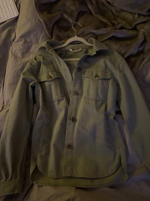 Grön jeansjacka  - Säljer min gröna jeansjacka för den kommer inte till andvändning, sitter superfint men har tyvärr ingen bild hur den sitter på, jackan är från H&M och är i storlek xs/s! Skriv om du har några frågor eller funderingar💕
