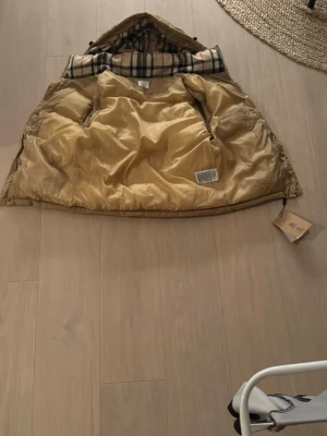 Burberry jacket/ puffer -  burberry jacka puffer färg:beige riktigt bra kvalitet