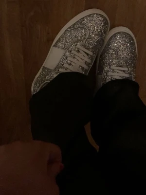Valentino glittriga sneakers silver - Hej säljer mina fina valentino flycrews i storlek 37. Köptes i början av förra året men har inte kommit till så mycket användning. Bra skick! Väldigt små defekter. Köptes för runt 3000-4000 men säljer för runt 2000 men tar alltid emot bud! Storleken är 37 men skulle också passa 36.