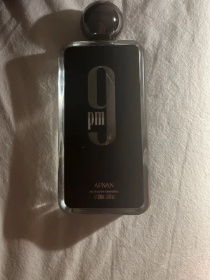 Afnan 9pm EdP 100ml - Afnan 9pm är en eau de parfum i en stilren flaska på 100 ml. Ungefär 99ml kvar. Den luktar nästan exakt som JPG ultra male. Används inte längre. Köptes för ungefär 400kr säljer den nu för 200kr. Kontakta mig om du har frågor.