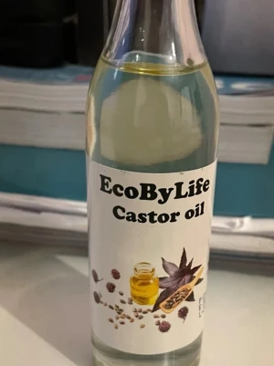 EcoByLife ricinolja - Ricinolja från EcoByLife i en genomskinlig glasflaska. Oljan är ljusgul och används ofta för att vårda ögonfransar och ögonbryn. Perfekt för dig som vill boosta fransar eller bryn naturligt.