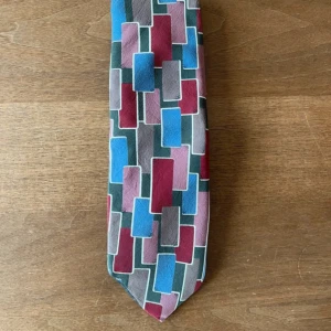 Klassisk elegant slips  - Klassisk Elegans för 49 kronor!  Uppgradera din stil med en tidlös slips för endast 49 kronor. Den här slipsen är perfekt för alla tillfällen, oavsett om du ska till jobbet eller på en fest. Med sitt snygga mönster och högkvalitativa material kommer du garanterat att sticka ut från mängden. Missa inte chansen att lägga till en touch av sofistikering i din garderob. Köp din slips idag!