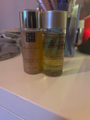 Rituals - Hej! Säljer en shimmering body oil i 30ml och en 3- in-1 micellar vatten i 30ml. Fick det i min julkalender och båda är OANVÄNDA! Kom gärna med prisförslag.😊