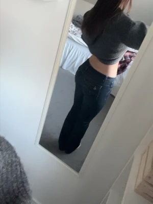 Mörkblå bootcut jeans Martha W28 L32 - Säljer ett par raka mörkblå jeans från Martha, köpta på Plick. Använda en helt del men fortfarande mycket fint skick.