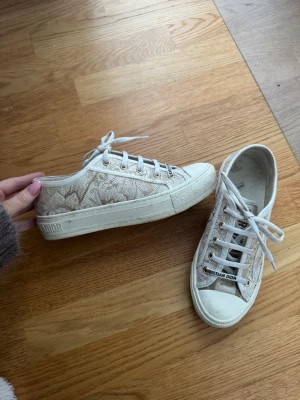 sneakers  - så snygga. använda men inga defekter, skicket är som på bilderna. har tyvärr inte kvitto💕