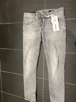 Dondup jeans George (nya) - Dondup jeans George i storlek 31 nya med tag, snygg tvätt och skönt material. Pris går att förhandla vid snabb affär. Nypris 3799kr