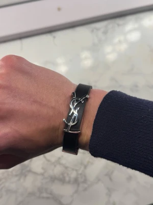 Saint Laurent Armband  - Riktigt stilrent Saint Laurent armband som är helt nytt i topp kvalité. Kan användas både som kille och tjej. Skriv vid frågor och funderingar :)  (om du undrar varför priset är så lågt tänk logiskt !)