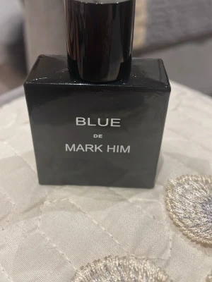 Blue de Mark Him parfym - Stilren parfym med modern känsla, perfekt för dig som vill sticka ut. Flaskan har en elegant design som passar in i alla sammanhang. Ett självklart val för dig som gillar trendiga dofter.
