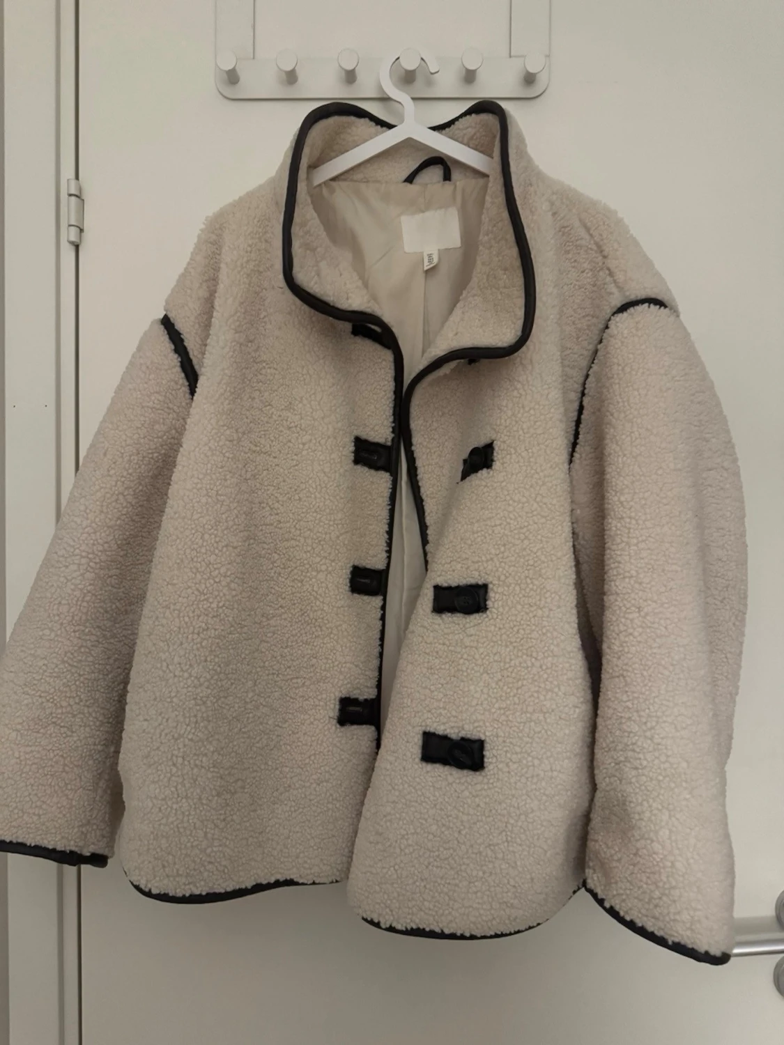 Beige teddyjacka från H&M med svarta detaljer - 1