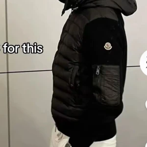 Moncler kardigan  med huva unisex xxs/xxxl  - Snygg kardigan  från Moncler med huva och dragkedja framtill. Västen har quiltad front i dun och stickade ärmar och sidor. Finns i både svart och vitt, med Moncler-logga på ärmen och praktiska fickor med dragkedja. Perfekt för lager-på-lager och streetstyle.