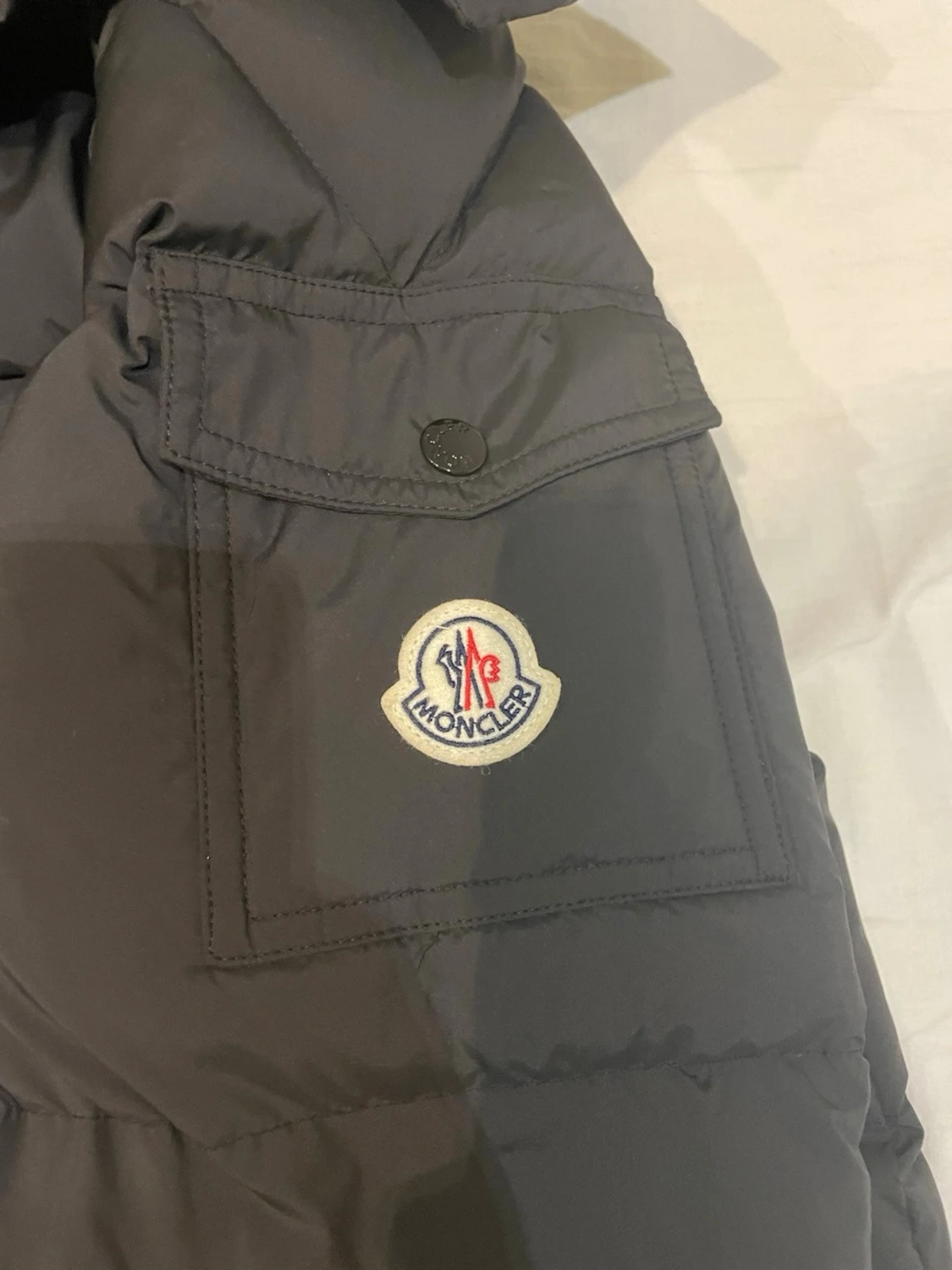 Svart Moncler dunjacka
