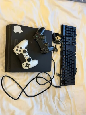 PlayStation ps4 fungerade jättebra med tangentbord funkar bra 👍🏻  - Ett ps4 som fungerande normalt, inga fel. Den vita kontrollen till ps4:at har stickdrift och den andra kontrollen fungerar inte. Kablarna kommer med. Ni kan testa den svarta kontrollen och försöka se om den kommer fungera. Tangentbordet funkar också normalt, tangentbordet har även led-lights.