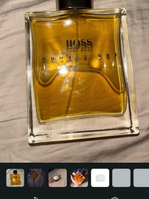 Boss Number One herrparfym - Klassisk herrdoft från Hugo Boss med stilren design. Perfekt för dig som vill sticka ut och visa självförtroende. Flaskans eleganta look gör den till ett snyggt tillskott i badrumshyllan.