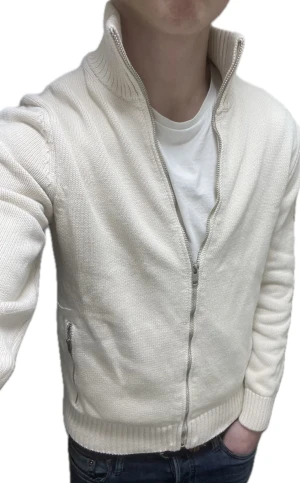 Zip cardigan - Oanvänd zip cardigan från Mango. Perfekt för både vardagligt bruk samt mer uppklädda tillfällen Storlek S, något liten i storlek. Jag på bild är 180cm Ge gärna prisförslag och tveka inte på att fråga frågor!