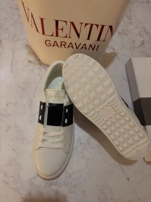 Valentino Garavani vita  - Vita Valentino Garavani skor, helt nya och oanvända. Priset kan diskuteras.