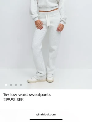 Gina Tricot mjukis byxor  - Säljer ett par ljusgrå mjukisbyxor från Gina Tricot med låg midja. Helt nya aldrig använt i storlek xs 🤍