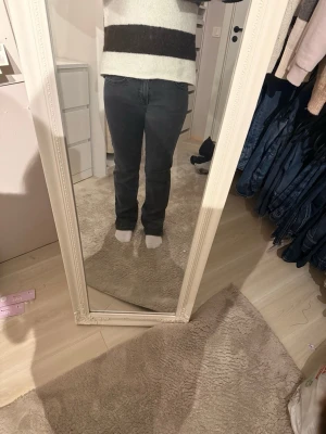 Svarta raka jeans från lager 157 - Säljer ett par svarta jeans med rak passform och klassisk femficksdesign. Jeansen har normal midja och är tillverkade i ett mjukt denimtyg som sitter bekvämt. Perfekta till en avslappnad stil och passar till det mesta i garderoben.