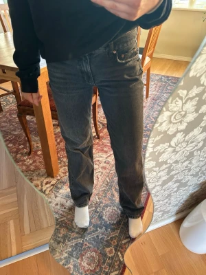Svarta raka jeans lågmidjade  - Ett par klassiska raka jeans från Gina tricot. Svara/gråa och är lågmidjade.