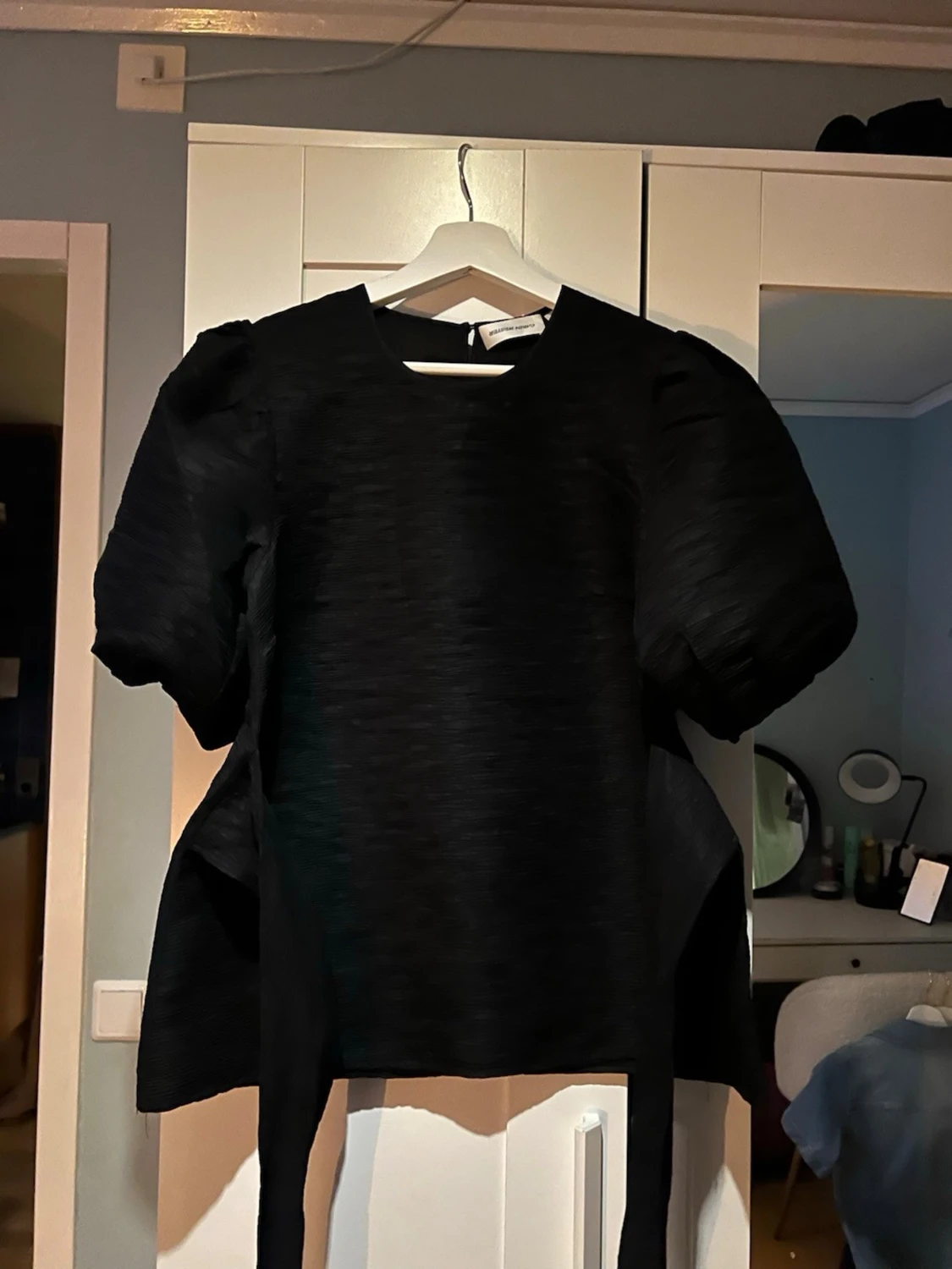 Svart blus med puffärmar och knyt - 2