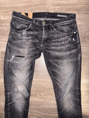 Dondup George Jeans - Hej! Säljer ett par tvärfeta Dondup jeans i modellen George med slitningar💫✨ || Storlek : W32 || Skick : Okej || De är sydda i skrevet 🤩 || Personen på bilden är 187 och väger 76kg, dem är för små på den individen 😁|| Har du några frågor är det bara att höra av sig ⚡️✨