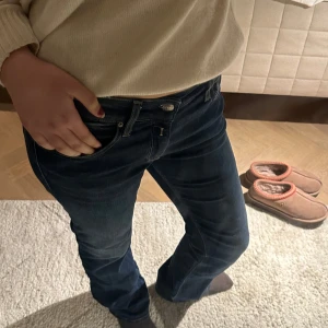 Replay New Luz bootcut jeans blå - Säljer ett par Replay New Luz jeans i klassisk blå tvätt med bootcut passform. Nypris ligger på ca 1200 kr, de är slitna längst ner (kolla sista bilden)