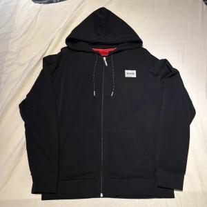 Hugo silver logo jacket - En Hugo Zip Hoodie som är väldigt bekväm lite tunnare så en perfekt för våren o sommaren! Det är storlek M. Den är använd 1 gång tvättad en gång. Nypris är 1189kr. 